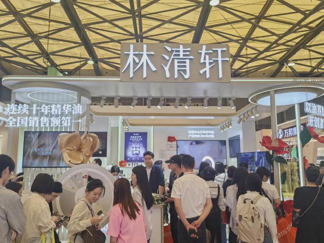 、自然堂等美妆企业亮相美博会！不朽情缘游戏网站址【现场】家化(图4)